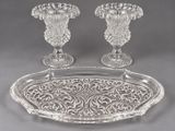 paire de bougeoirs victoriens en cristal taillé et plateau