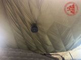 un grand ballon gonflable posé par terre