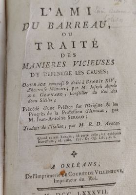 un vieux livre écrit posé sur une table