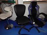deux chaises de bureau placées l'une à côté de l'autre sur un sol bleu