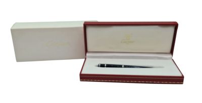 une image représentant un stylo dans une boîte rouge sur fond blanc