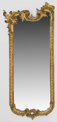 un miroir à cadre doré orné d'un motif décoratif sur le pourtour
