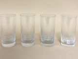 trois verres posés les uns à côté des autres sur une table