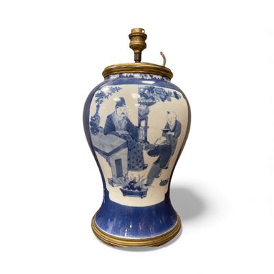 CHINE, XIXe Vase en porcelaine émaillée bleu-blanc à décor e… - Photo 1
