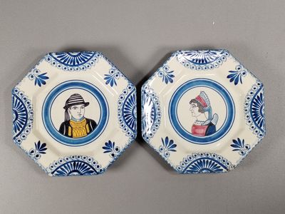 deux assiettes bleues et blanches sur lesquelles sont représentées des personnes