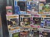 il y a plein de figurines Funko Pop en vinyle dans la boîte