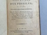 un livre ouvert posé sur une table, sur fond bleu