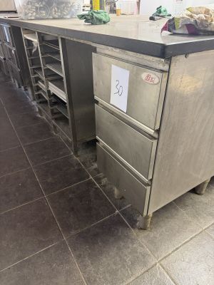îlot de cuisine en acier inoxydable avec tiroirs dans une cuisine professionnelle