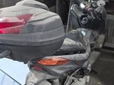 une moto garée dans un garage à côté d'un bateau