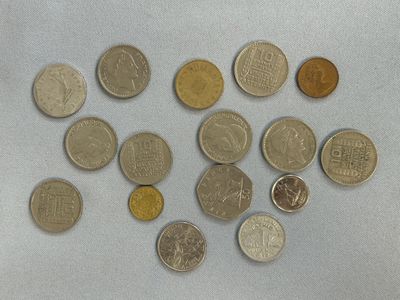 beaucoup de pièces qui sont sur la table