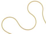 un collier en or avec une chaîne sur fond blanc
