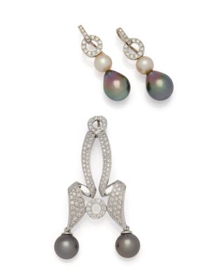 trois paires de boucles d'oreilles en perles et diamants