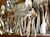 beaucoup de cuillères et de fourchettes en argent sur la table