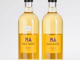 deux bouteilles de vin blanc posées l'une à côté de l'autre sur une table