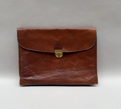 une photo d'un sac à main en cuir marron muni d'un fermoir en laiton