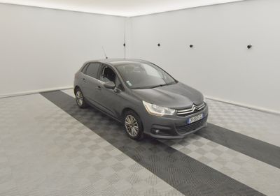 la voiture grise est garée dans le garage sur le sol en damier