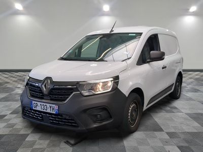 la camionnette blanche est garée sur le sol en damier d'une pièce