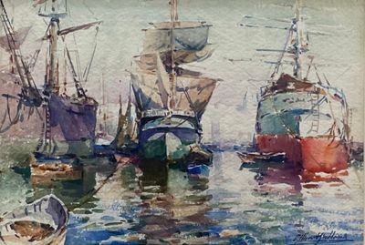 de nombreux bateaux qui se trouvent à l'eau, les uns près des autres