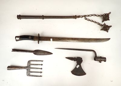 les nombreux types d'outils qui se trouvent sur la table