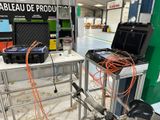 un vélo garé à côté d'une table sur laquelle se trouvent des outils