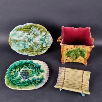 trois petits plats en céramique et un plateau orné de feuilles