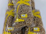 quatre paquets d'élastiques sont emballés dans des sachets en plastique