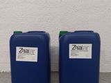 deux bacs bleus posés l'un à côté de l'autre sur le sol