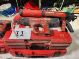 une photo d'une boîte à outils rouge contenant un marteau et deux autres outils