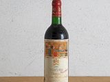 une bouteille de vin posée sur une table en bois