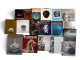 un grand nombre de livres posés sur une table