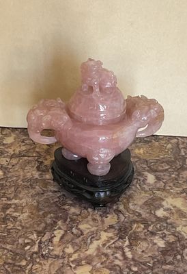 un vase rose posé sur une table en marbre