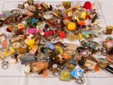 un tas de porte-clés de toutes sortes posés sur une table