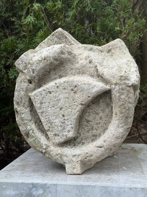 Clé de voute. Pierre sculptée du XIVe,