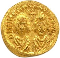 une pièce d'or sur laquelle figurent un homme et une femme