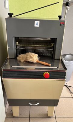un plumeau et une brosse posés sur une machine
