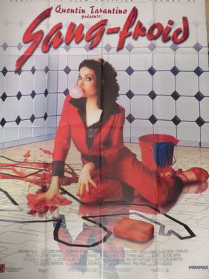 affiche de film représentant une femme assise par terre dans une salle de bains
