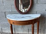 une table en marbre sur laquelle se trouve un miroir