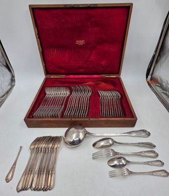 beaucoup d'argenterie dans un coffret sur une table