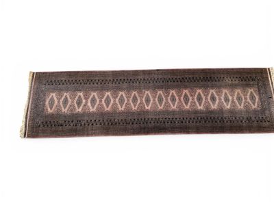 un tapis marron et noir orné d'un motif en losanges