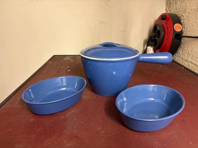 LE CREUSET - une cassolette et deux petits plats