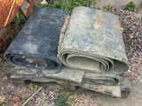 un tas de vieux matelas posé par terre à côté d'un parapluie jaune