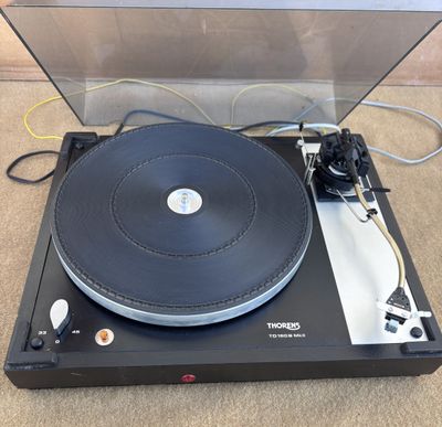 gros plan d'une table tournante sur laquelle se trouve un tourne-disque