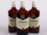 trois bouteilles de whisky écossais blended Ballant's sur fond blanc