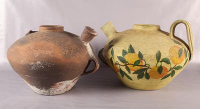 deux vases posés l'un à côté de l'autre sur une table