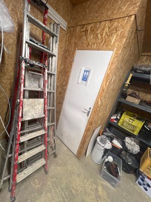 une échelle adossée au mur d'une pièce