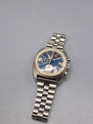 gros plan d'une montre sur une table à fond gris