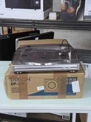 un ordinateur portable posé sur une boîte, sur une table