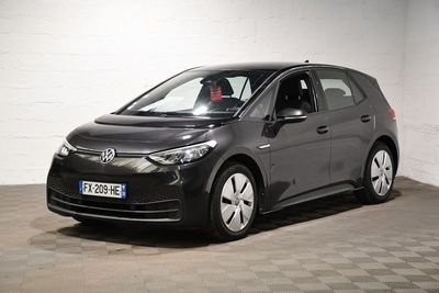 La Volkswagen e-Golf est garée dans une pièce au sol à carreaux.