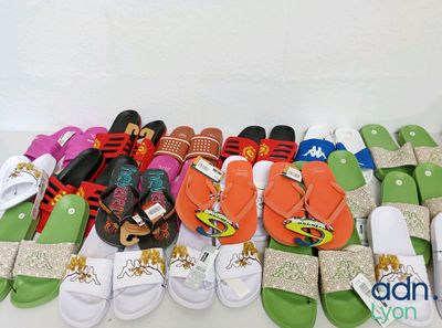 de nombreuses paires de chaussons alignées sur une table