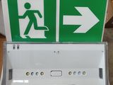 une boîte sur laquelle sont apposées une étiquette verte et une étiquette blanche